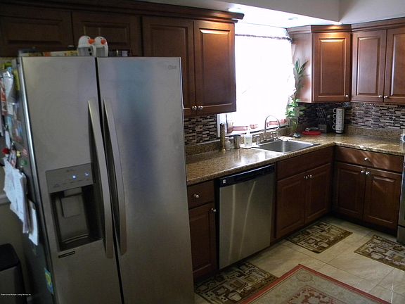 4th image of 176 Sommer Ave