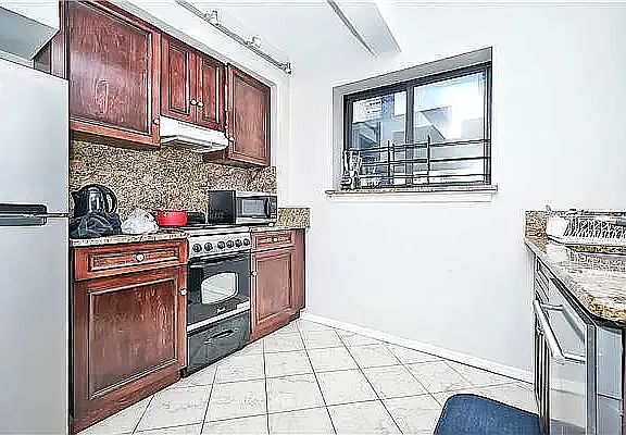 4th image of 150 W 51st St #2117
