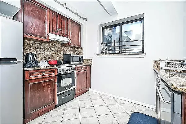 150 W 51st St #2117 — Photo 4