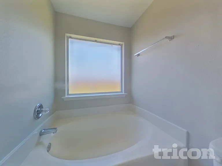 233 Amherst Dr — Photo 10