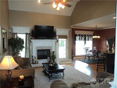 3rd image of 909 Thany Ct
