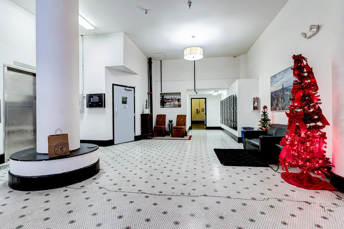 Building Photo - 423 W 8th St #404