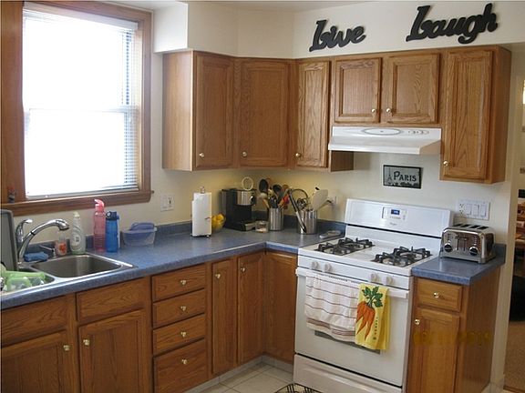 3rd image of 2915 N Southport Ave APT 2R