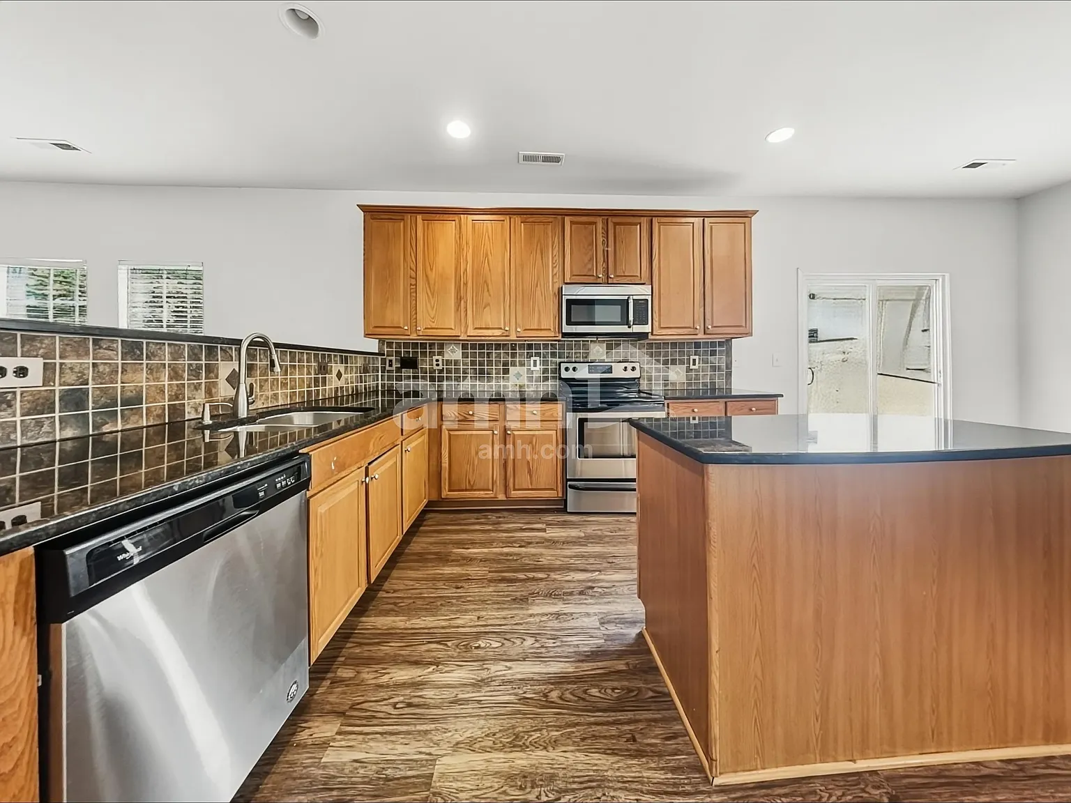 4 bed, 2.5 bath, 2953 sqft, $2,405 — Photo 3