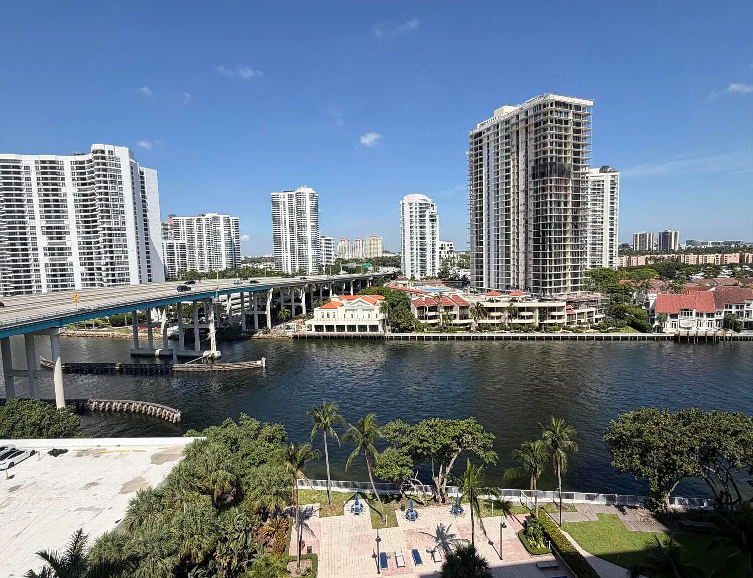 1 bed, 1.5 bath, 1000 sqft, $2,600 — Photo 2