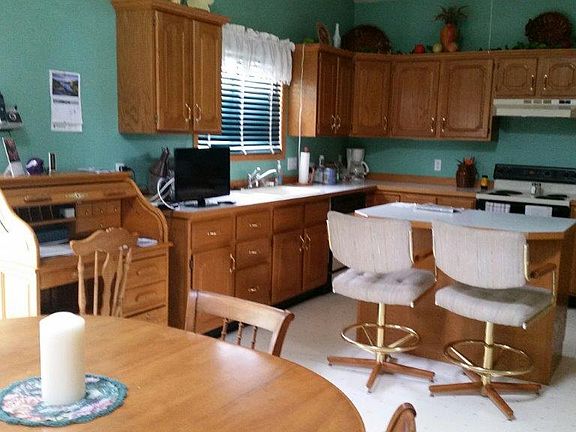 Dining area to Kitchen