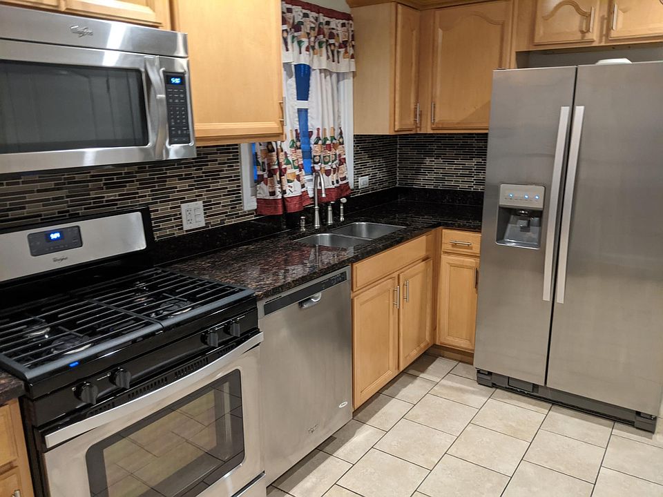 1st image of 452 Oak Ave