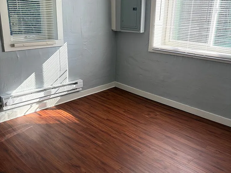 403 E Henry St — Photo 7