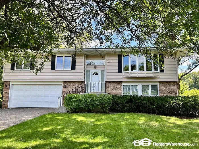 1817 Welland Ave — Photo 1