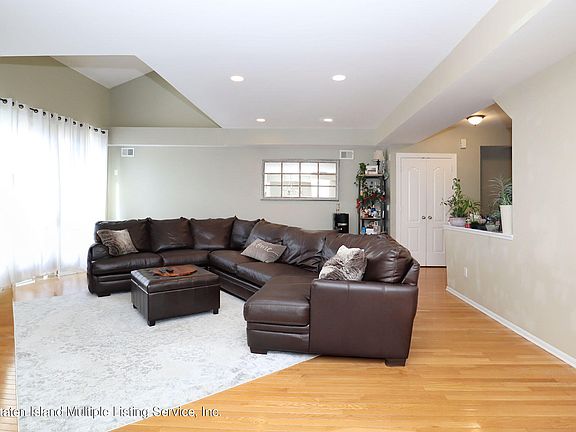 3rd image of 18 Harbour Ct