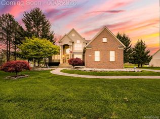 5221 Sandlewood Dr, Commerce Township, MI 48382