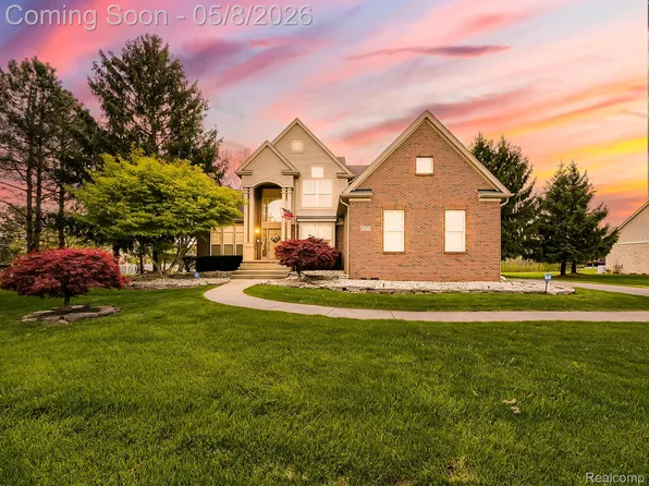 5221 Sandlewood Dr, Commerce Township, MI 48382