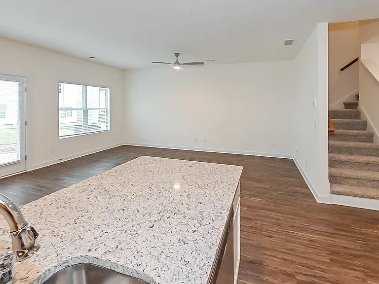 132 The Heights Dr — Photo 7