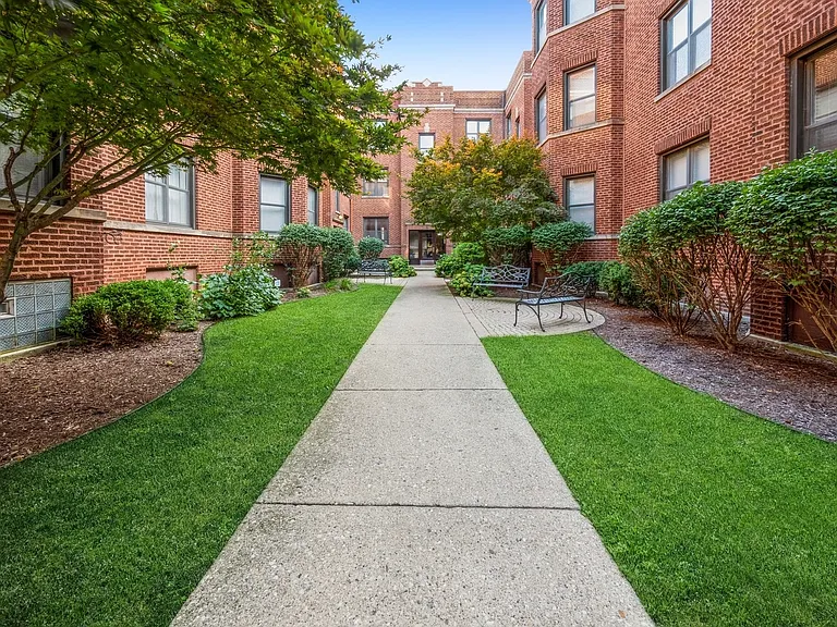 905 W Cornelia Ave #2W — Photo 1