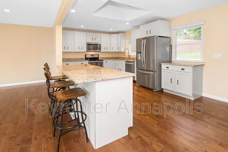 5 bed, 3.0 bath, 2400 sqft, $4,450 — Photo 3