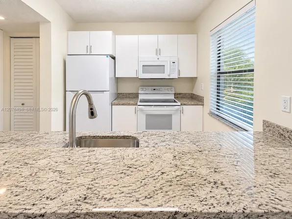 3396 Foxcroft Rd APT 316, Hollywood, FL 33025