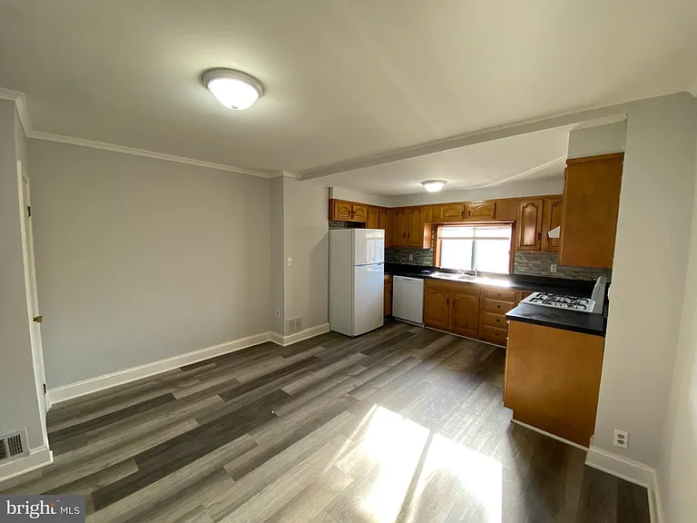 338 Gusryan St — Photo 6