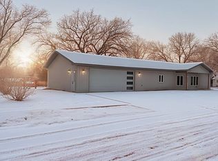 130 W 6th St, Redfield, SD 57469