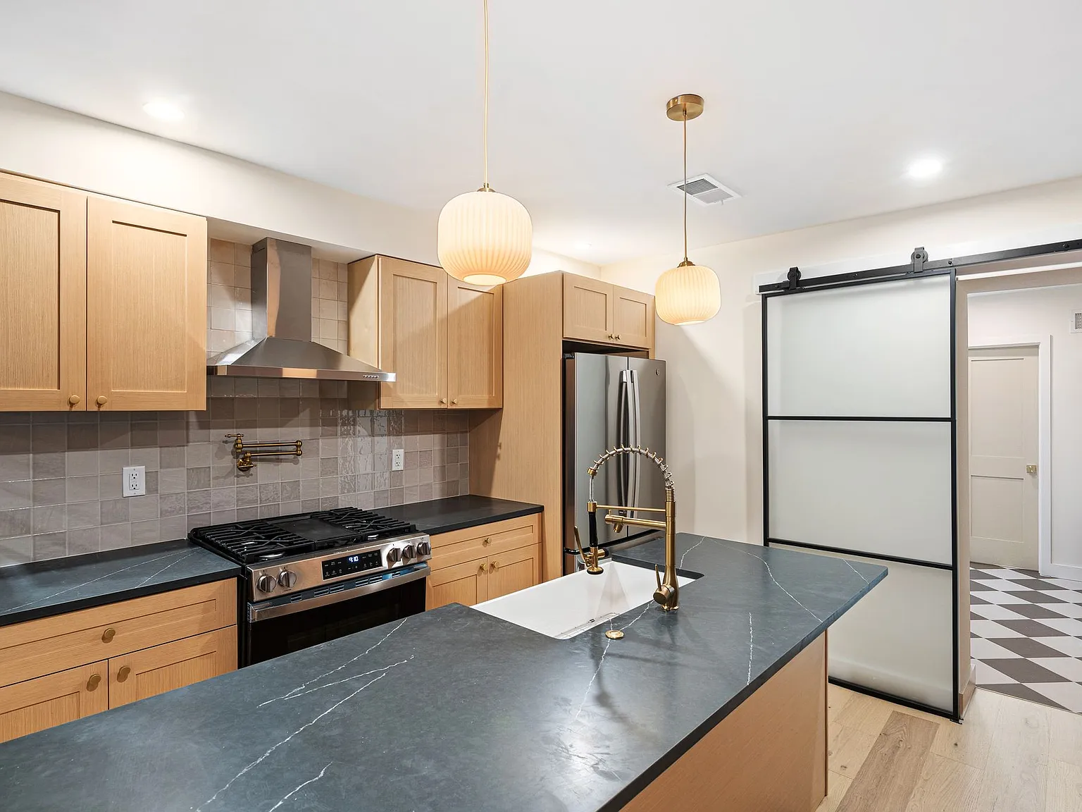 2 bed, 900 sqft, $2,545 — Photo 4