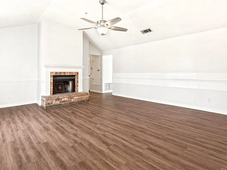 1240 Lynchburg Ct — Photo 2