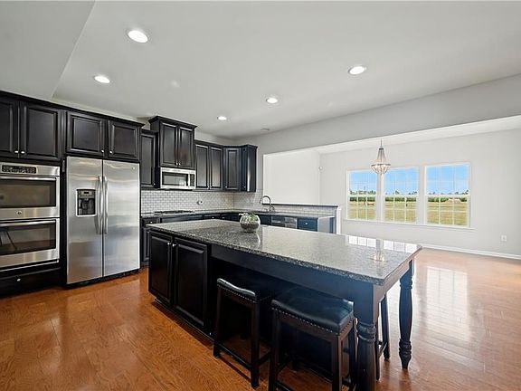 3rd image of 118 Oak Hill Ln
