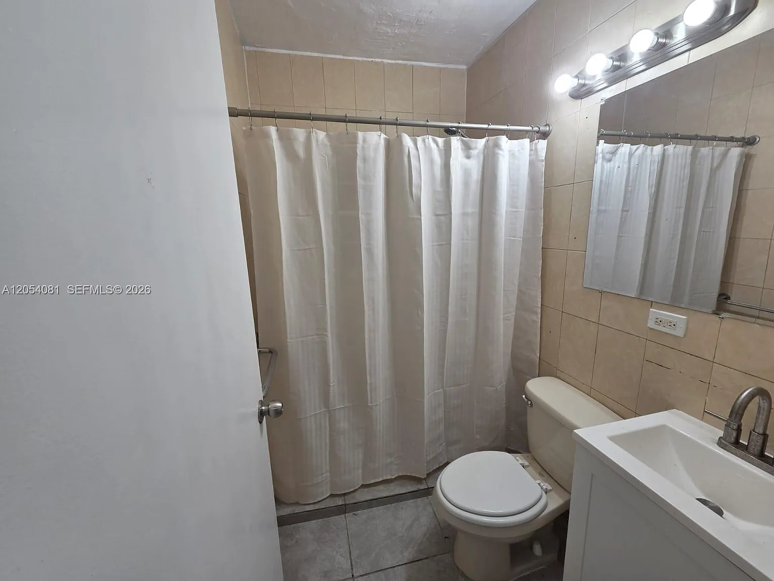 4 bed, 1.0 bath, 1225 sqft, $2,800 — Photo 3