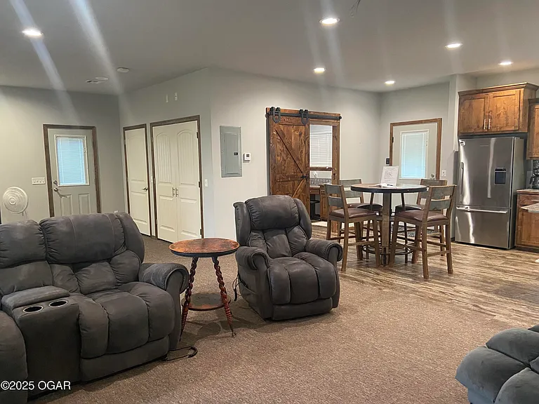 1102 N Anderson Ave — Photo 3