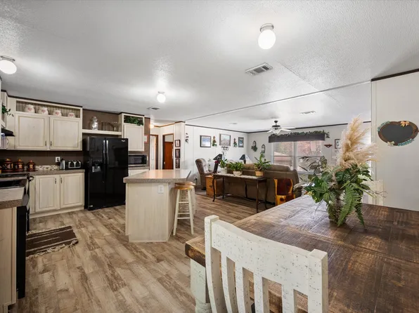 202 N 3rd St E, Dawson, TX 76639