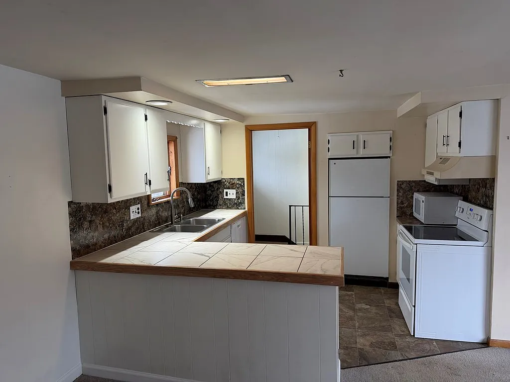 2 bed, 1.0 bath, 864 sqft, $900 — Photo 3