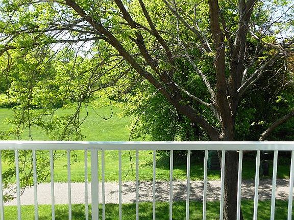 5th image of 1120 Town Centre Dr APT 8