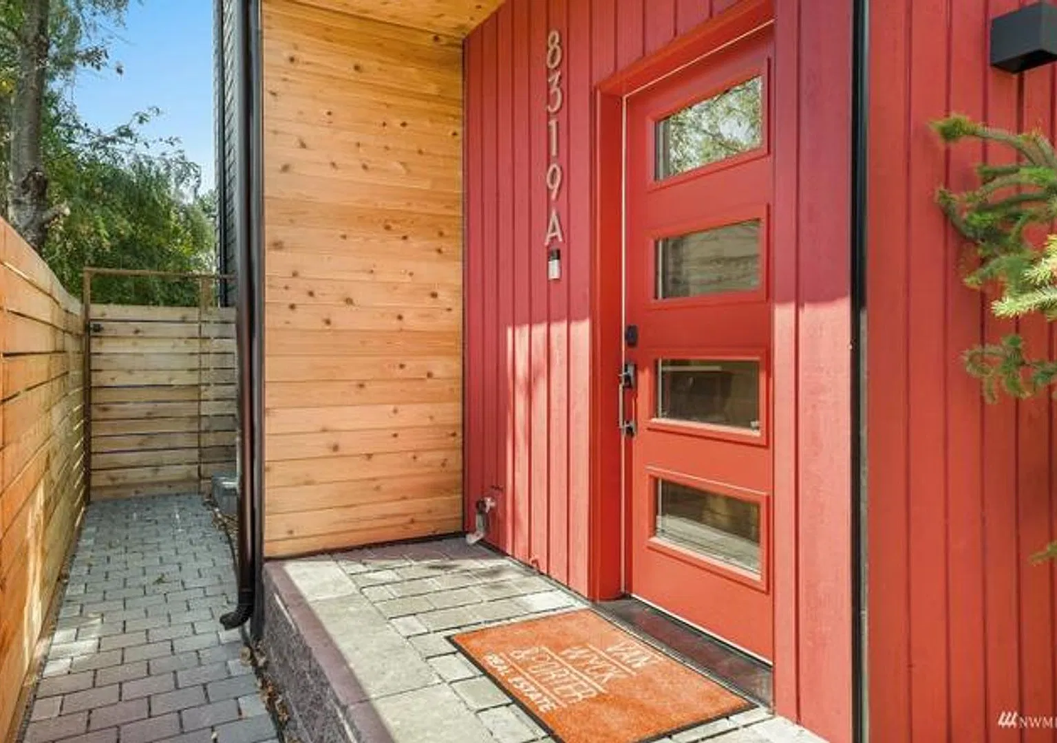 Modern 2-Bedroom Townhouse with Rooftop Deck in Ballard! — Photo 2