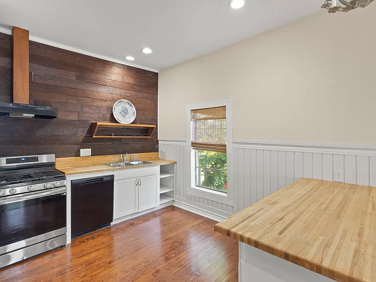 408 S College St — Photo 9