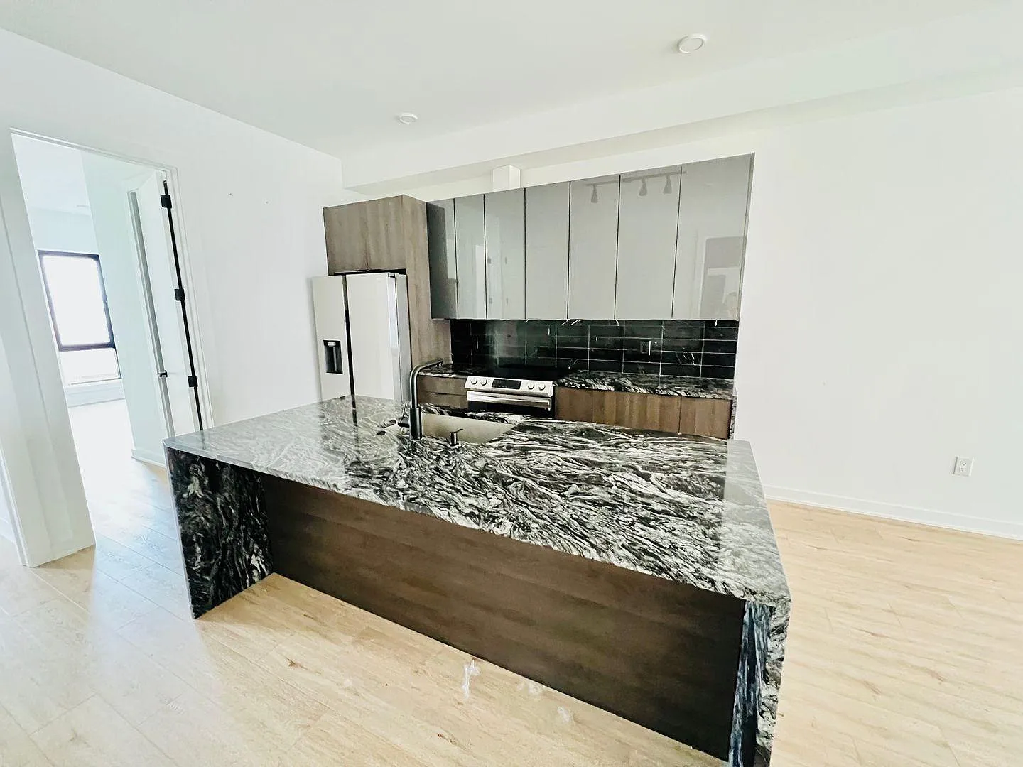 2 bed, 1000 sqft, $1,950 — Photo 1