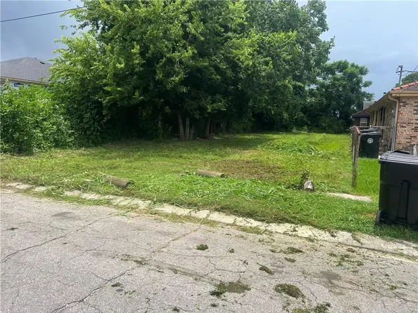 6042 Kuebel Dr, New Orleans, LA 70126