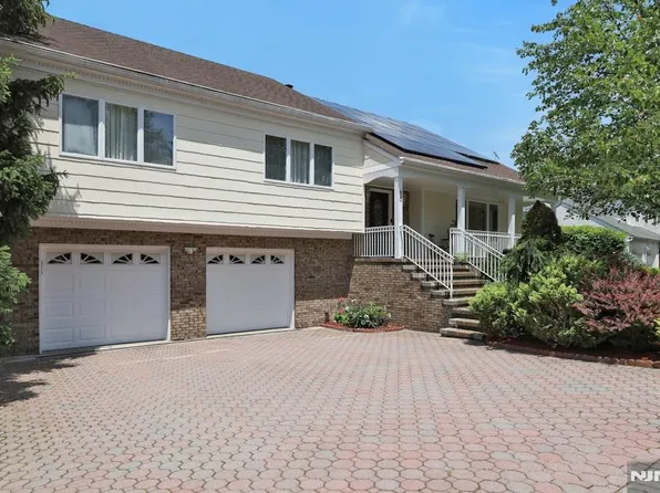 420 Golf Course Dr, Leonia, NJ 07605