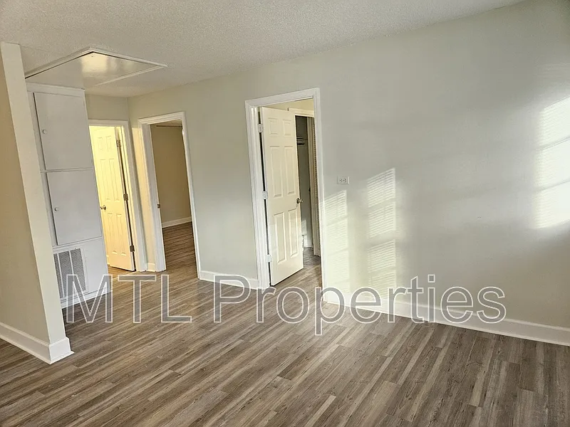 2 bed, 1.0 bath, 810 sqft, $1,300 — Photo 4