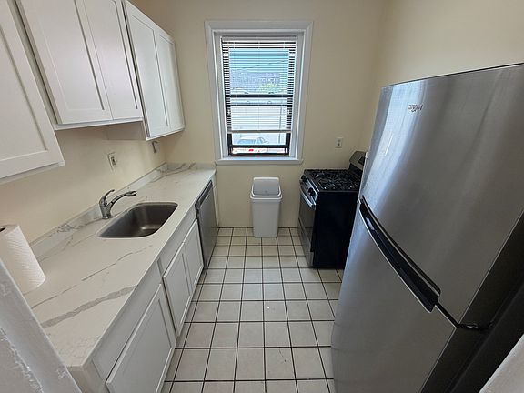 5th image of 31 Saint Lukes Rd APT 4