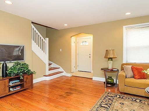 3rd image of 7644 S Artesian Ave