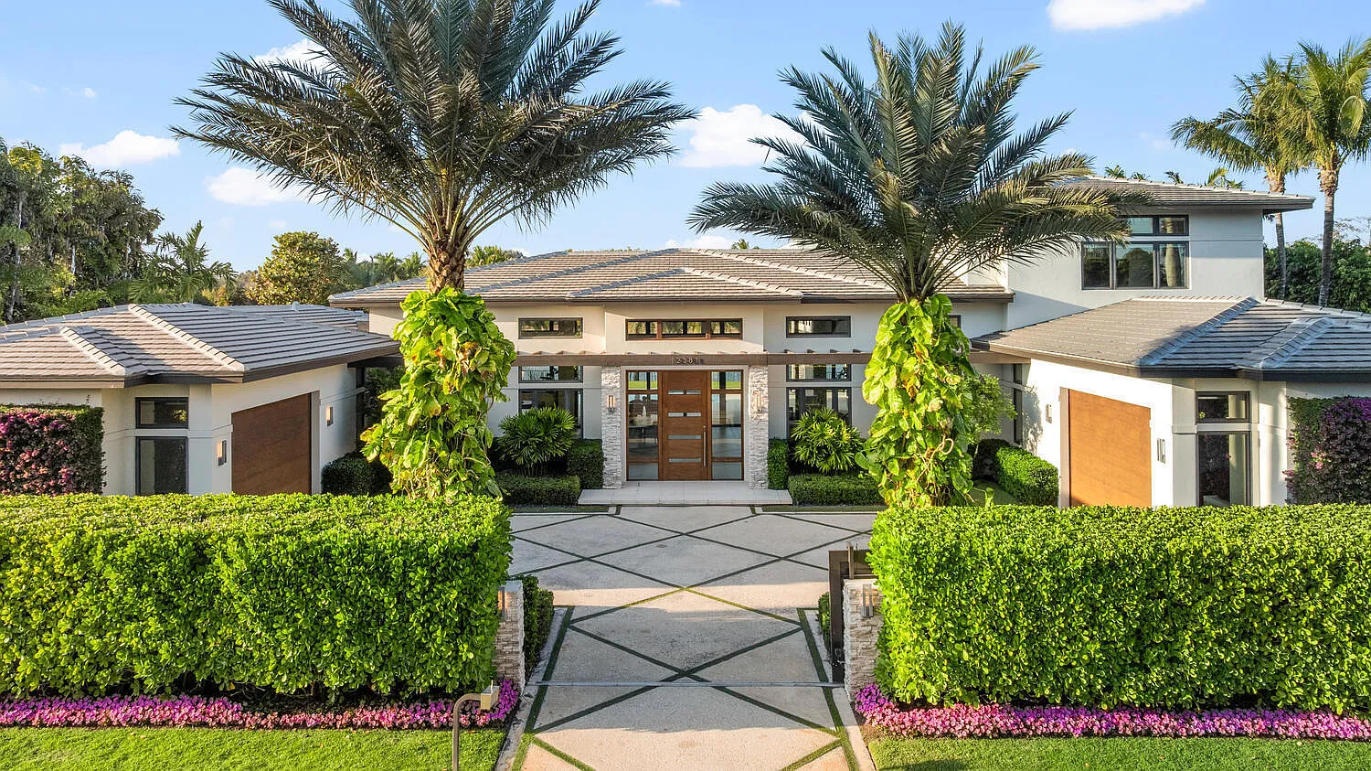 6 bed, 7.5 bath, 8096 sqft, $80,000 — Photo 2