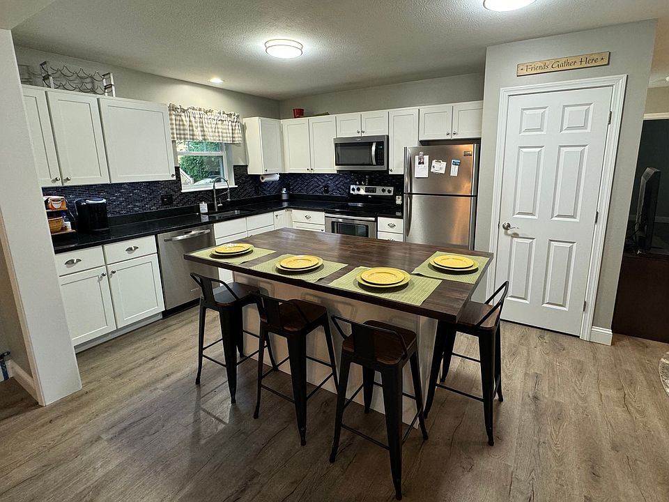 Eat in Kitchen with stainless appliances