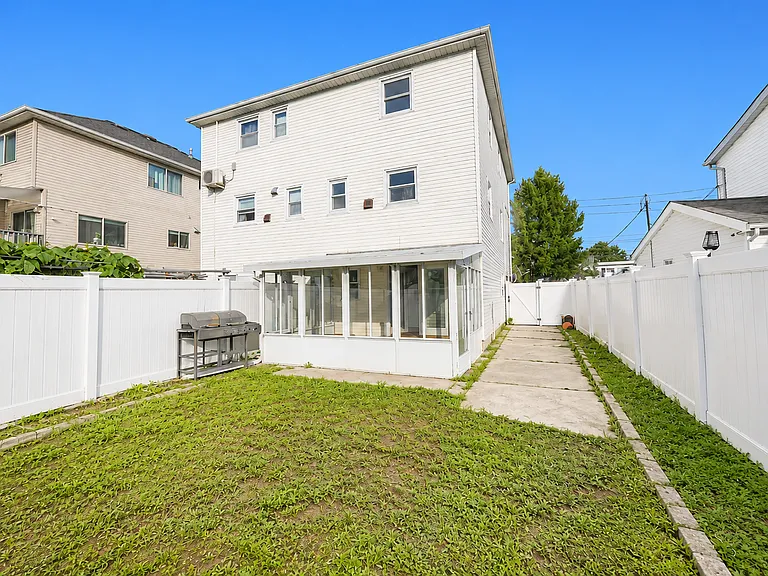 233 Weed Ave — Photo 3