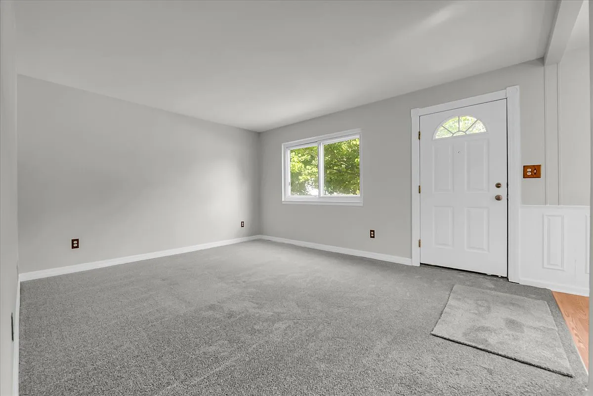 3 bed, 936 sqft, $1,350 — Photo 2