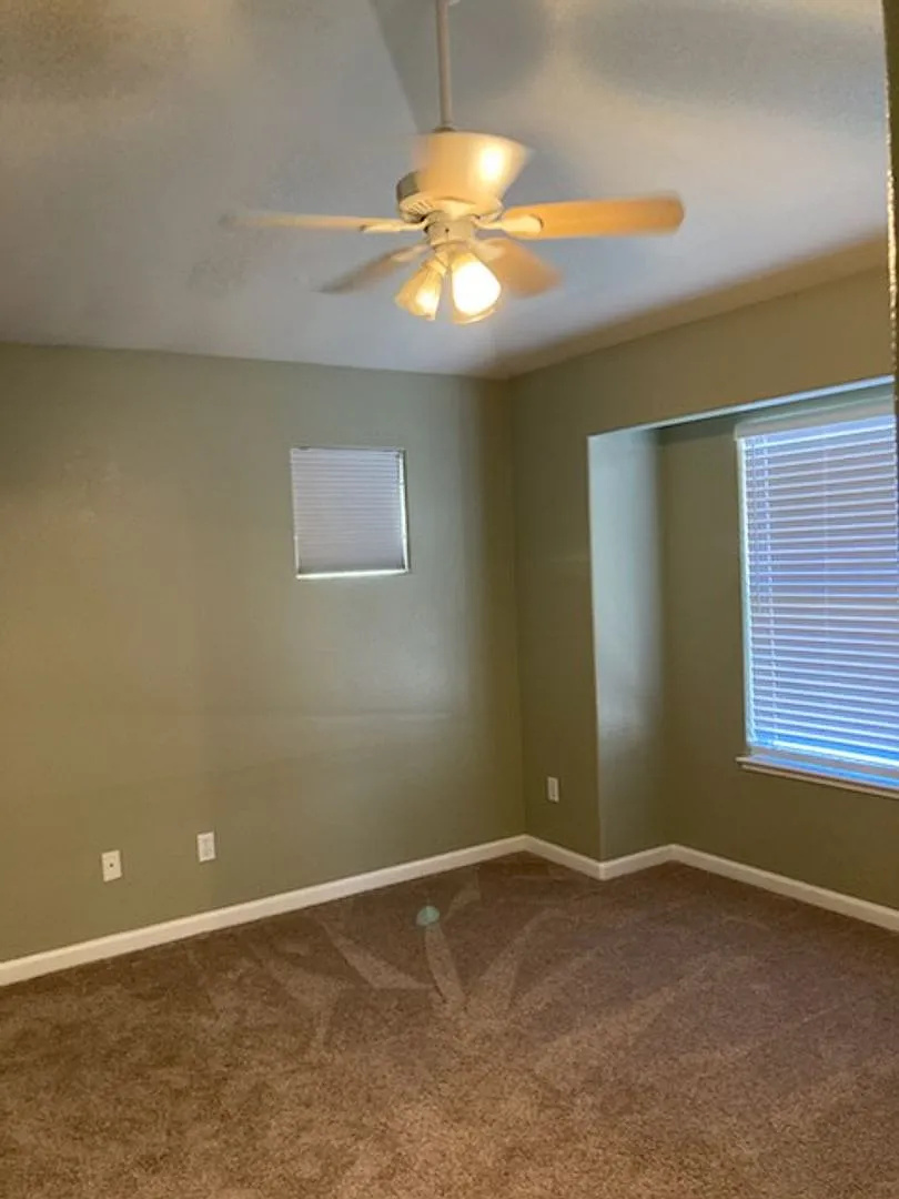 Lovely 3 bedroom, 2.5 bath home available now in Santa Rosa! — Photo 4