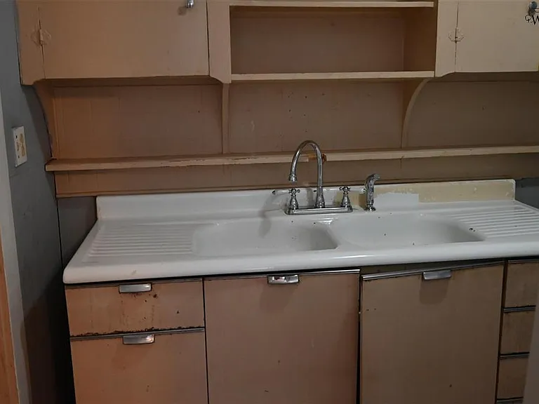 2406 Avenue D — Photo 4