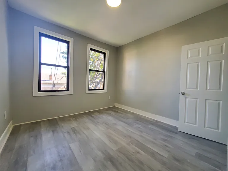 135 W 54th St #1 — Photo 4