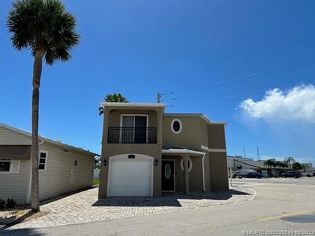 1st image of 424 Nettles Blvd
