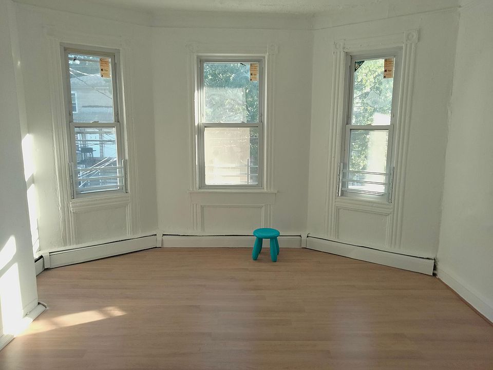 1st image of 27 Pine St #2