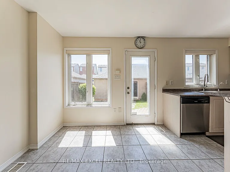98 Georgian Dr — Photo 12