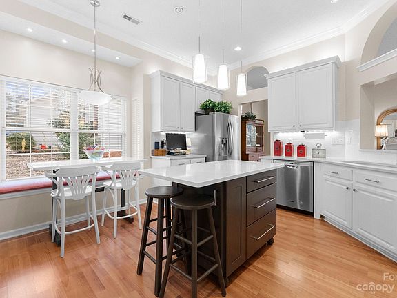 3rd image of 3103 Edmonton Pl