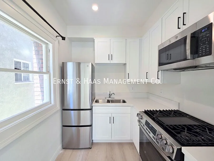 Charming Remodeled Studio Near Downtown Long Beach! *Move-In Special* — Photo 2